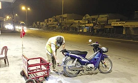 Anh Đinh Minh Cảnh và chiếc xe hút đinh trên đường phố vào lúc sáng sớm 