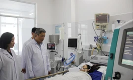 Thứ trưởng Bộ Y tế Nguyễn Trường Sơn thăm sản phụ N.T.H đang điều trị tại bệnh viện Đà Nẵng Ảnh: T.T