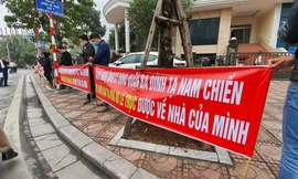 Người dân kéo đến căng băng rôn đòi nhận nhà tại trụ sở UBND quận Ba Đình