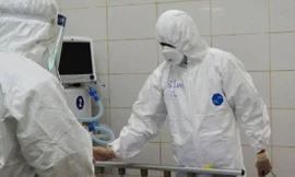 Bác sĩ Linh (bên phải) và đồng nghiệp thăm khám bệnh nhân COVID-19 nặng