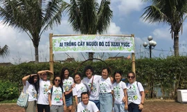 Nhóm Hạnh Phúc Xanh đã trồng 5.000 cây dương liễu tặng Hội An. Ảnh: Anh Tuấn