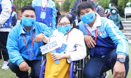 Cô giáo xương thủy tinh Nguyễn Ngọc Tâm (ở giữa) ẢNH: Đức Văn 