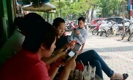 Hầu hết thanh niên trẻ hiện nay đều dùng điện thoại để lướt mạng xã hội (ảnh minh họa) Ảnh: Nhật Minh