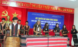 Sinh viên trường Đại học Tây Nguyên tập đánh chiêng. Ảnh: N.T 