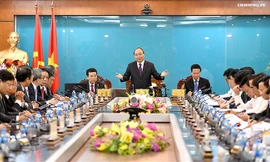 Thủ tướng làm việc với Bộ TT&TT. Ảnh: Nh.