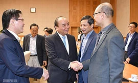 Thủ tướng cùng các thành viên Tổ tư vấn kinh tế Ảnh: Q.H