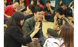 Các bạn người Điếc và người Nghe cùng làm việc nhóm thông qua ngôn ngữ ký hiệu. Ảnh: Nhã Khanh