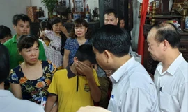Chủ tịch UBND thành phố Hà Nội Nguyễn Ðức Chung thăm, động viên, chia buồn với gia đình, người thân của chị Hà. Ảnh: VH