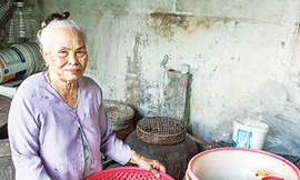 Cụ bà Huỳnh Thị Suốt, vừa đi biển, vừa làm mắm ngon nức tiếng, bà có 10 người con (5 trai, 5 gái)