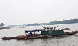 Gia đình anh Nguyễn Văn Trang đã rời bỏ “tư dinh” của mình ở hồ Suối Hai để trở về sum họp với gia đình để bắt đầu cuộc mưu sinh mới.