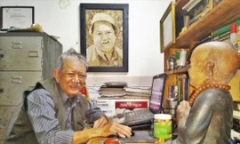 Ngày ngày ngồi viết văn