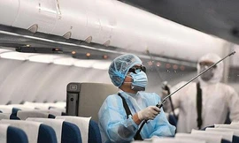 Công tác khử khuẩn trên một chuyến bay giải cứu công dân Việt Nam từ nước ngoài về nước. Ảnh minh họa