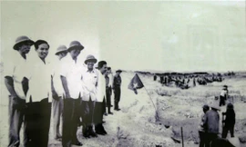 Tổng Bí thư Lê Duẩn về thăm công trường đại thủy nông Nam Thạch Hãn trong giai đoạn thi công (ảnh tư liệu)