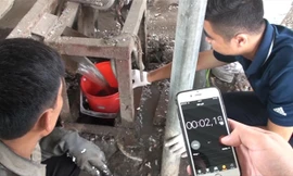 Cơ quan chức năng lấy mẫu nước thải để phân tích, giám định