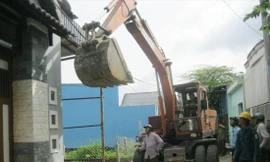 Cơ quan chức năng cưỡng chế tháo dỡ nhà xây dựng không phép ở xã Vĩnh Lộc A (huyện Bình Chánh)