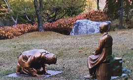 Bức tượng người đàn ông quỳ gối và cúi đầu trước cô gái trong thảo cầm viên ở Hàn Quốc. Ảnh: AP 