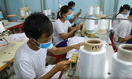 Người lao động mong sớm có lương thưởng Tết 2019 để yên tâm làm việc (ảnh chụp tại Công ty TNHH Minh Hưng Long, Q.9)