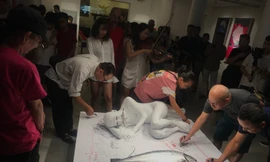 Khán giả tương tác với nghệ sĩ trong màn trình diễn 