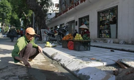 Công nhân thực hiện lát đá vỉa hè trên địa bàn quận Hai Bà Trưng Ảnh: Trường Phong 