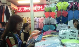 Người tiêu dùng dễ dàng mua “hàng hiệu, giá bèo” tại nhiều TTTM lớn ở TPHCM 