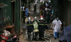 Thi thể được đưa ra ngoài. Ảnh: TH