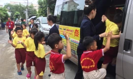 Học sinh lên xe đưa đón của Trường THCS - THPT Quốc tế Nam Việt