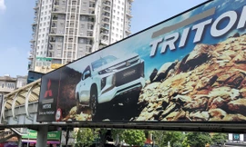 Cầu vượt đi bộ Trần Duy Hưng tại ĐH LĐ&XH bị biển quảng cáo lắp đặt sai quy định bịt kín mặt 2 bên