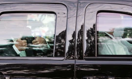 Ông Trump đã lên xe hộ tống ra bên ngoài nơi điều trị để chào mừng người ủng hộ