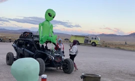 Dân chơi kéo đến sa mạc ở Nevada hòng “đột kích” Khu vực 51 để xem “người ngoài hành tinh. Ảnh: Twitter