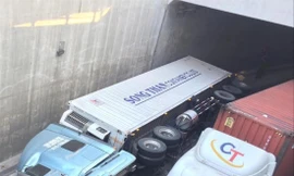 Một vụ xe container lật trong hầm chui nút giao ngã tư Vũng Tàu