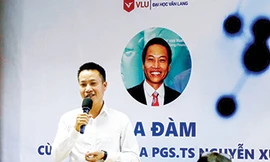 PGS Nguyễn Xuân Hùng đang giảng bài cho ĐH Văn Lang về phương pháp công bố 