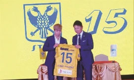 Công Phượng tại buổi ký kết hợp đồng sang Bỉ thi đấu. Ảnh: T.VŨ