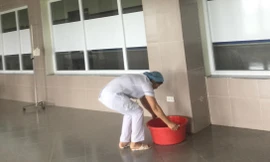 Mảng tường rơi rụng, nước rỉ chảy ngày đêm Ảnh: Duy Chiến