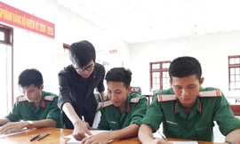 Bạn Trình Minh Toàn đang hướng dẫn bài tập cho bộ đội. ẢNH: HÒA HỘI 