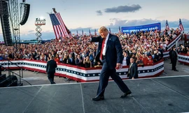 Ông Trump trong sự kiện diễn thuyết ở Florida. Ảnh: NYT 