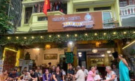 Thư giãn ngồi đợi tàu, trong cái quán tên là “Sân Ga” . ẢNH: NGỌC TÚ