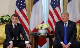 Ông Trump và ông Macron (trái) gặp song phương và có những lời mỉa mai nhau trước rất nhiều phóng viênẢnh: Reuters 