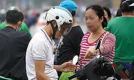 Trong lúc hàng ngàn người vất vả xếp hàng mong mua được tấm vé thì phe vé tung hoành bên ngoài với mức giá được đẩy lên gấp hàng chục lần mệnh giá. Ảnh: VSI