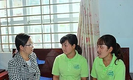 Cô Hà (bên trái) hướng dẫn 2 nhân viên của trung tâm. Ảnh: N.T