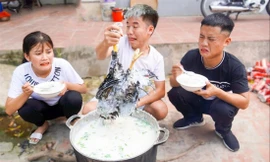 Hưng Vlog (người cầm con gà) hai lần bị xử phạt vì đăng tải các nội dung không phù hợp, trái thuần phong mỹ tục lên mạng xã hội