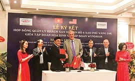 Ông Nguyễn Hữu Đường - Chủ tịch Tập đoàn Hoà Bình ký kết hợp đồng quản lý vận hành khách sạn Hà Nội Golden Lake và Hội An Golden Sea với ông David Wray - Phó chủ tịch Wyndham