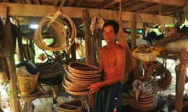 Ông Lê Văn Nghiệp bên dàn lọp của mình. Ảnh: HÒA HỘI