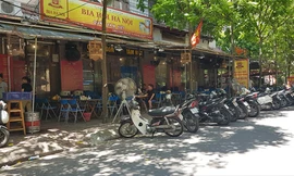 Cảnh nhếch nhác kinh doanh dưới chân các chung cư tái định cư ở Trung Hòa – Nhân Chính