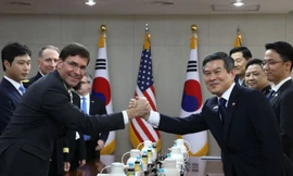 Bộ trưởng Quốc phòng Mỹ Mark Esper (trái) trong cuộc gặp người đồng cấp Hàn Quốc Jeong Kyeong-doo. Ảnh: Yonhap