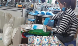 Dù hoạt động hết công suất nhưng các xưởng sản xuất khẩu trang ở xã Xuân Lai luôn trong tình trạng cháy hàng. Ảnh: Nguyễn Thắng 