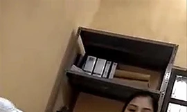 Hình ảnh cán bộ công an tỉnh Hưng Yên nhận 1 triệu đồng để sửa thông tin cá nhân, trong khi, theo quy định chỉ phải đóng phí từ 30 - 70 nghìn đồng 