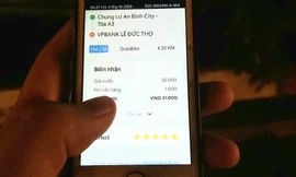 Việc các hãng xe công nghệ không thông báo rõ ràng, trực tiếp với khách hàng về thu phí nền tảng khiến nhiều người bức xúc