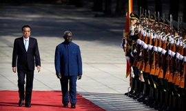 Thủ tướng Trung Quốc Lý Khắc Cường đón Thủ tướng Solomon tại Bắc Kinh vào tuần trước.Ảnh: AP