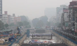 Công trường thi công trên đường Hà Nội gây bụi mù mịt