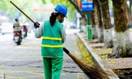 Công nhân nhiều lĩnh vực công ích Hà Nội đang bị giảm hoặc cắt lương do thành phố chậm thanh toán